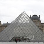 Francia.- La ministra de Cultura francesa rechaza la dimisión de la presidenta del Louvre tras el robo