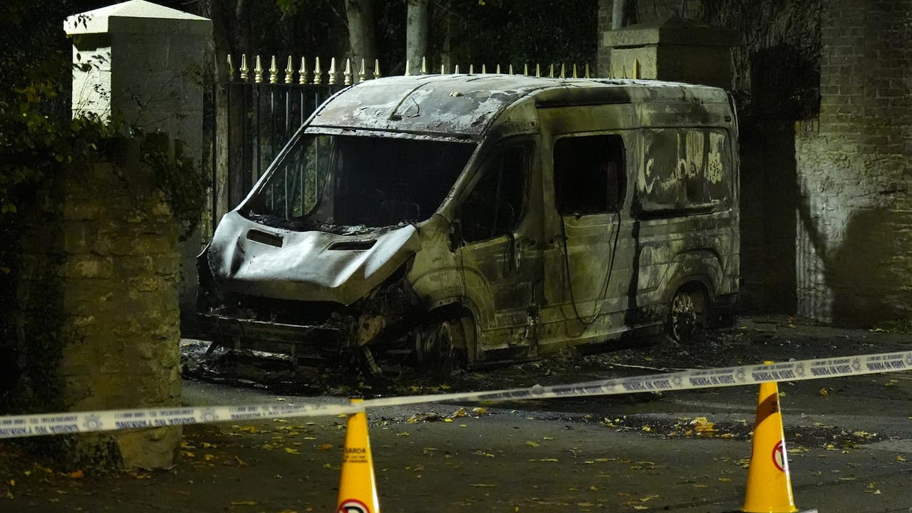 Un turba de encapuchados ataca a la policía irlandesa frente a un hotel para migrantes en Dublín