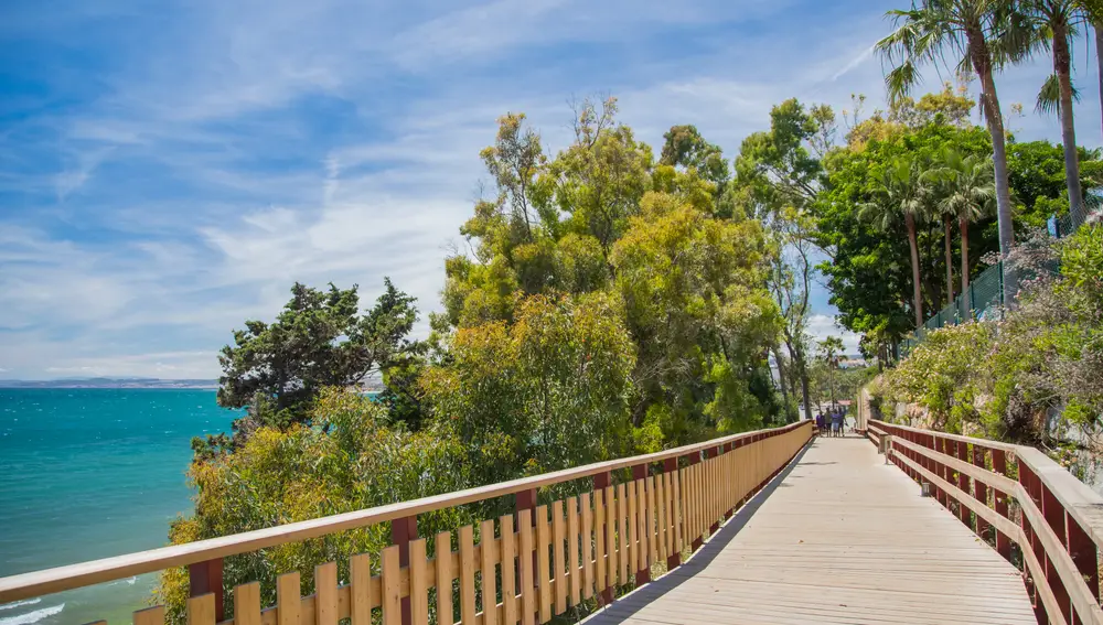 La costa de Estepona está unida por senderos peatonales y puentes de madera