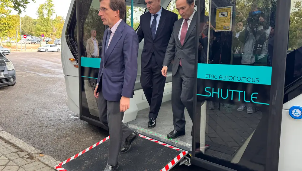 El alcalde de Madrid, José Luis Martínez-Almeida, hace balance del proyecto piloto del autobús autónomo que circula por la Casa de Campo