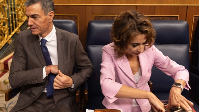 El presidente del Gobierno, Pedro Sánchez, y la vicepresidenta primera y ministra de Hacienda, María Jesús Montero
