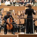 Alondra de la Parra, de espaldas, junto al violonchelista Nicolas Altstaedt