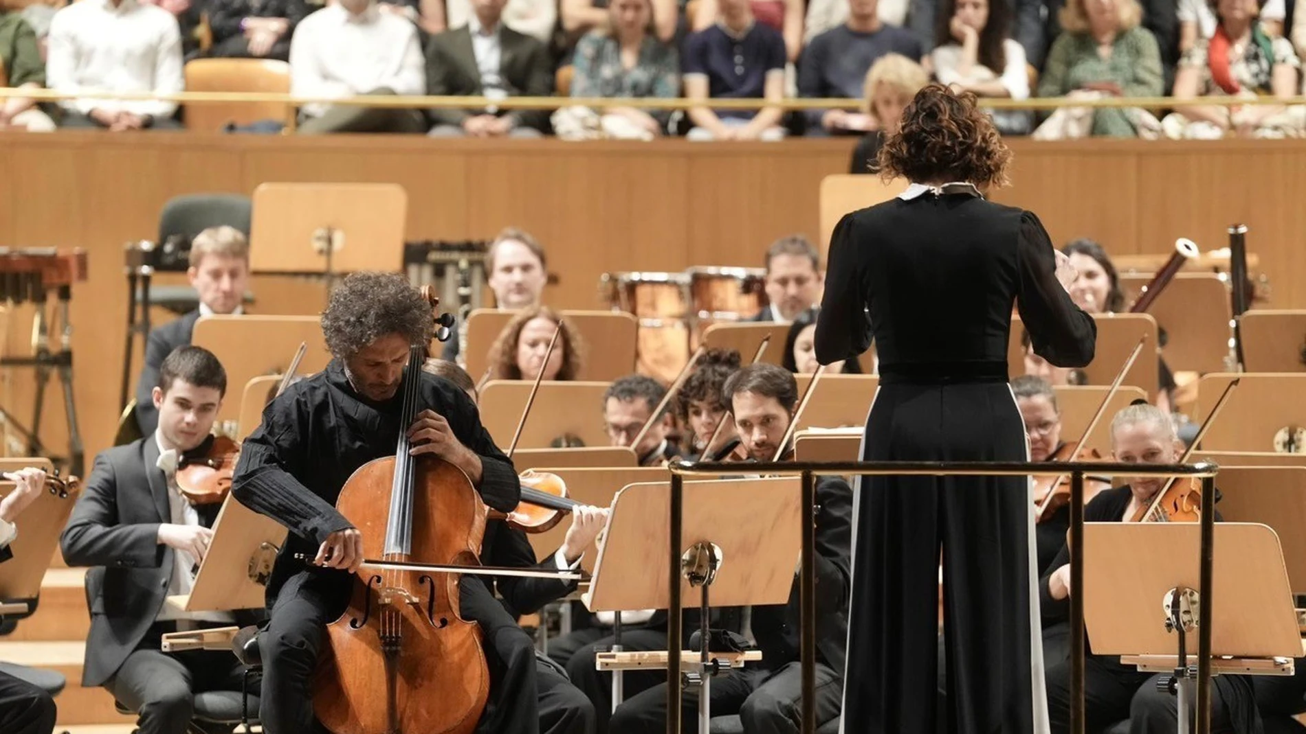 Alondra de la Parra, de espaldas, junto al violonchelista Nicolas Altstaedt