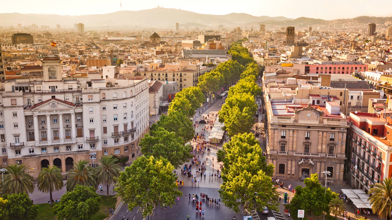 Intentan abrir las puertas de su coche mientras ella estaba dentro en una calle de Barcelona: "¡Menos mal que estaba cerrado!"