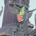 Esteladas colgadas en el Monumento a Colón en Barcelona