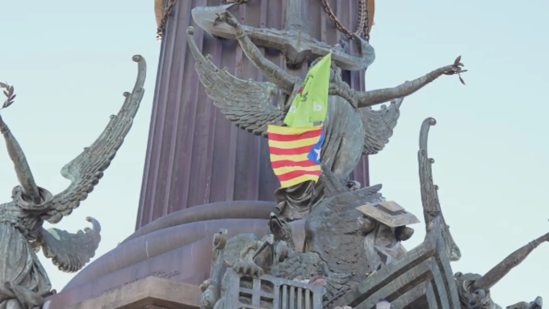 Esteladas colgadas en el Monumento a Colón en Barcelona