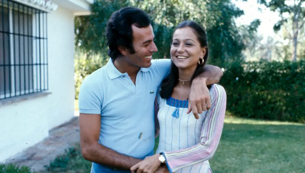 Isabel Preysler, antes de operarse la nariz por segunda vez, junto a Julio Iglesias