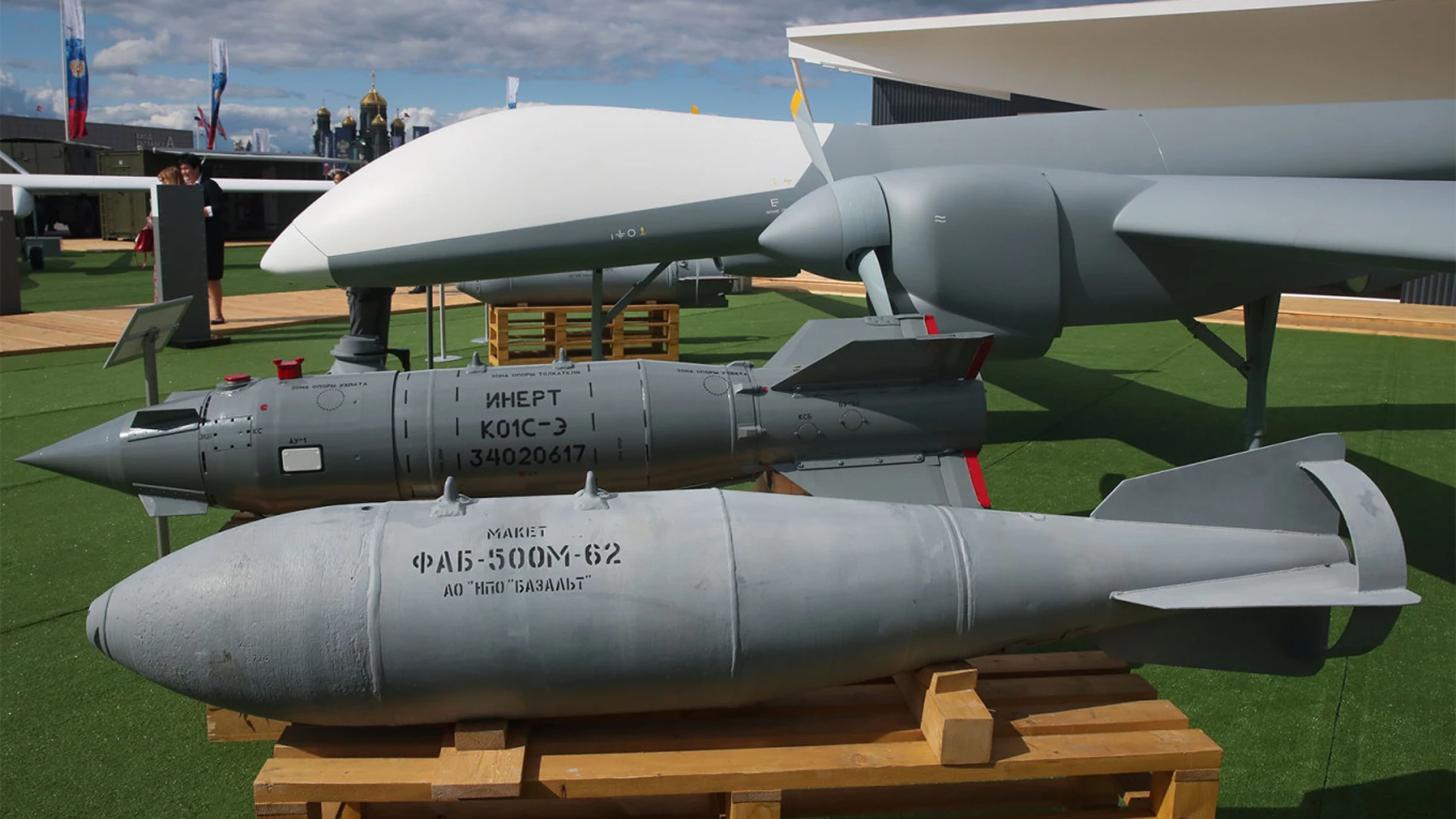 Dos bombas sobre pales de madera expuestas en una feria militar