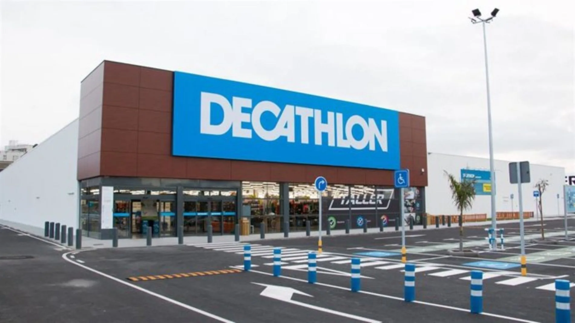 Colas en Decathlon por la nueva chaqueta para vestir todos los días del año