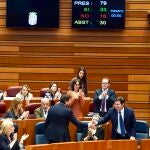 Mañueco y Fernández Carriedo se felicitan tras aprobarse el techo de gasto en las Cortes