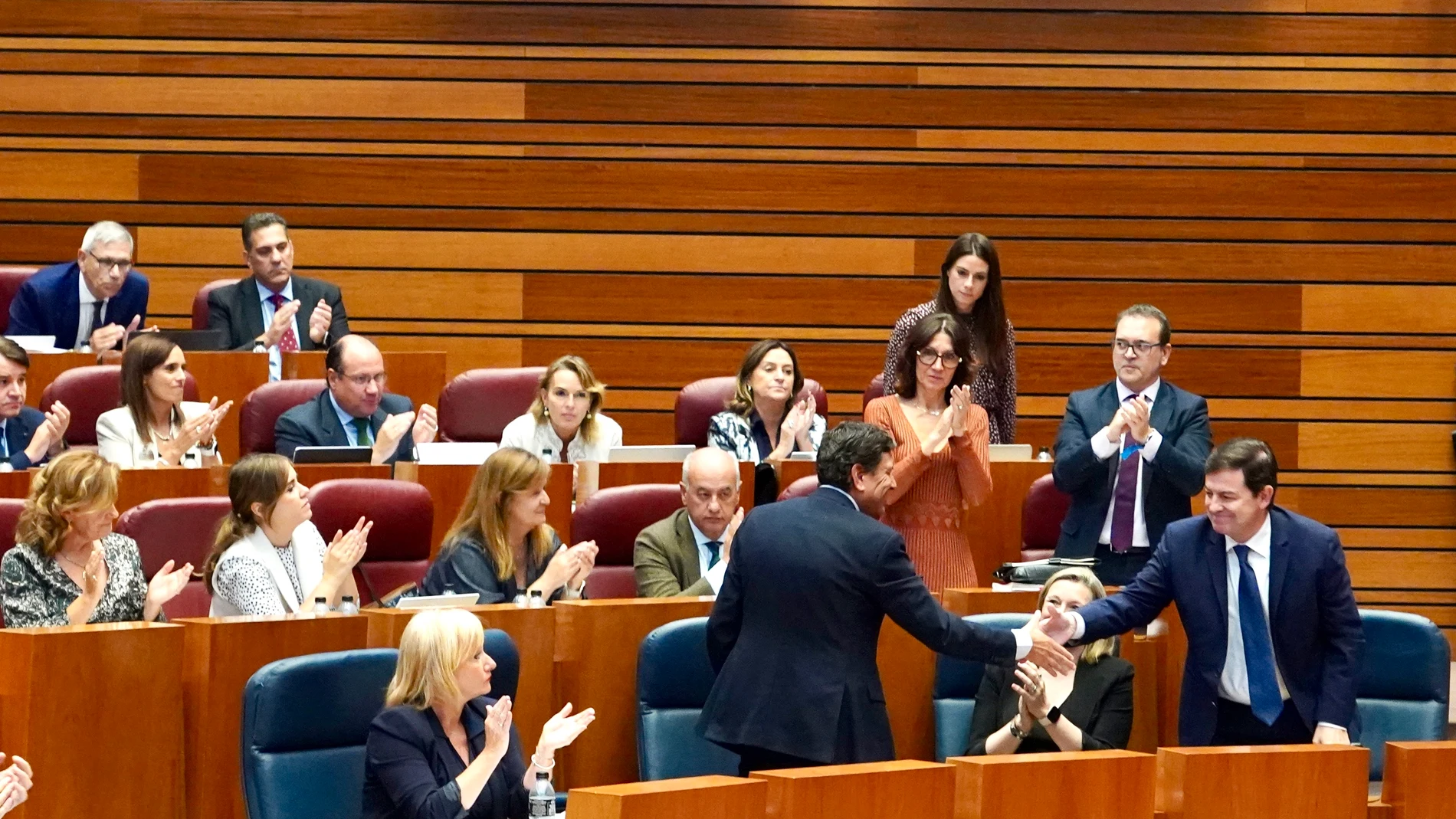 Mañueco y Fernández Carriedo se felicitan tras aprobarse el techo de gasto en las Cortes