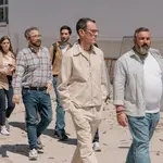 El grupo de trabajadores es de todo menos normal y organizan salidas con lección incluida