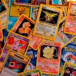 Un revendedor de cartas Pokémon genera indignación por usar a un niño como accesorio mientras arrasaba con sobres de cartas