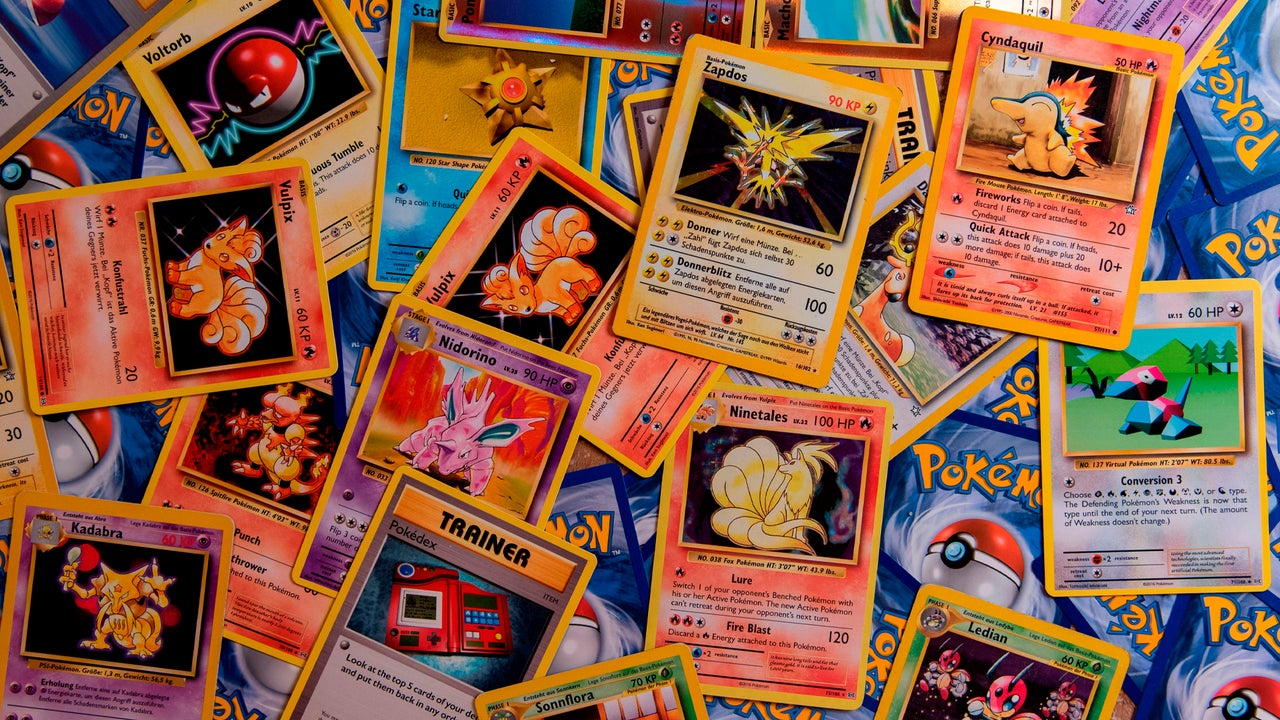Un revendedor de cartas Pokémon genera indignación por usar a un niño como accesorio mientras arrasaba con sobres