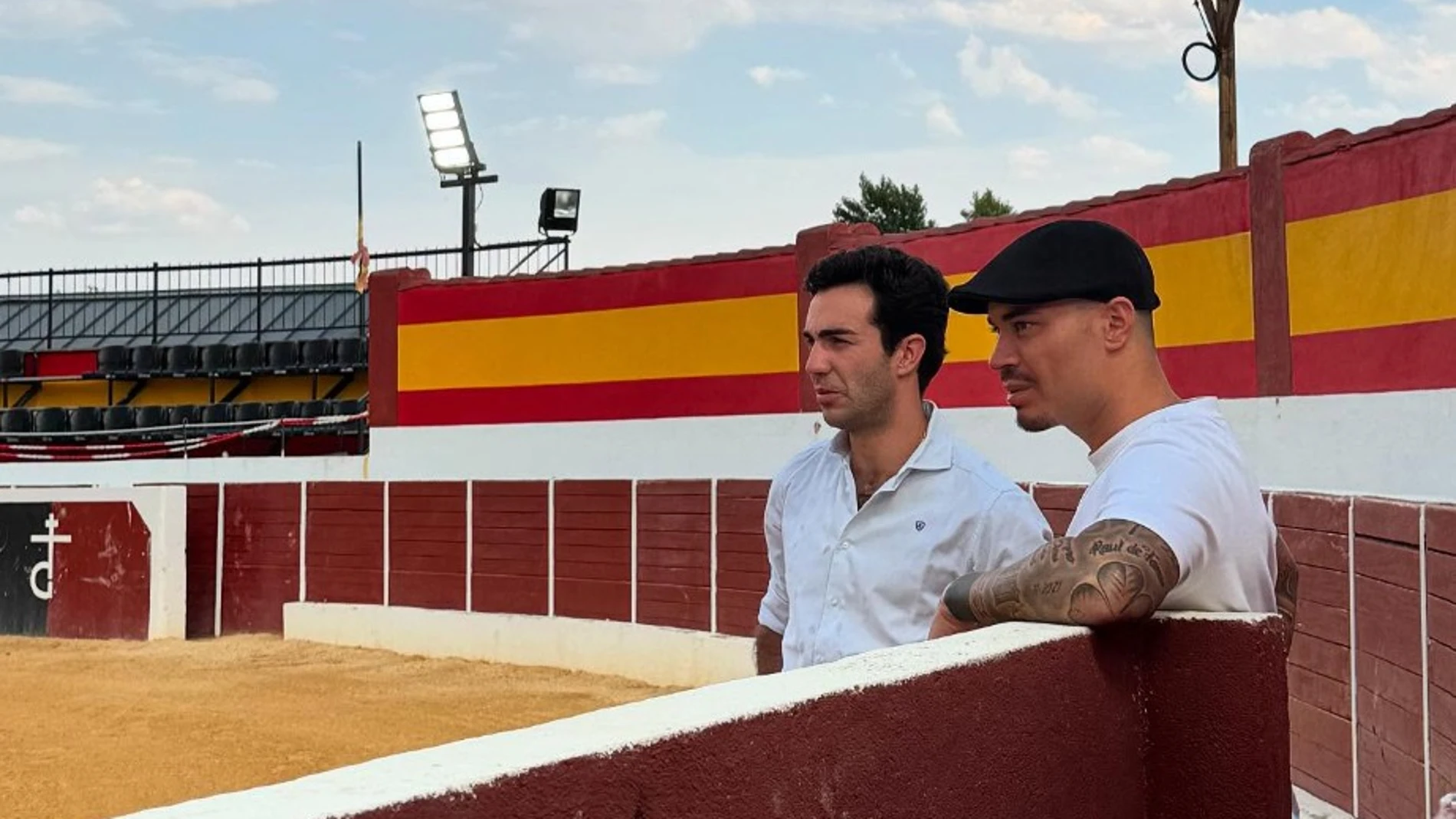 Raúl de Tomás en su ganadería con el matador Tomás Rufo