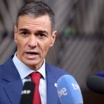 Pedro Sánchez atiendo a los medios ayer en Bruselas