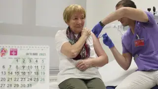 Una mujer se vacuna en su centro de salud Una mujer se vacuna en su centro de salud