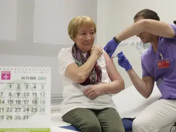 Una mujer se vacuna en su centro de salud Una mujer se vacuna en su centro de salud
