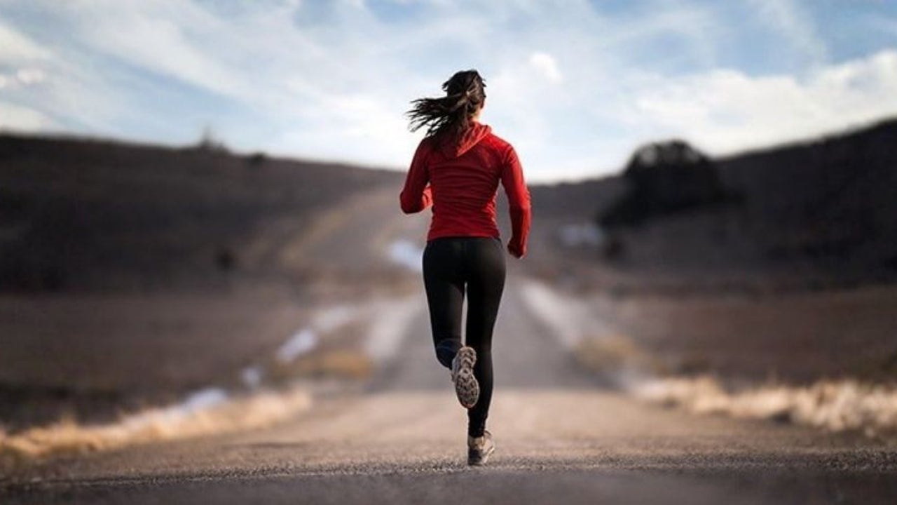 Auriculares que te dejan escuchar la música y el mundo a la vez: más seguros y perfectos para entrenar al aire libre