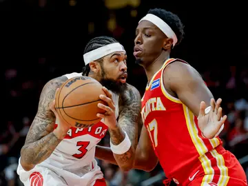 NBA - Toronto Raptors at Atlanta Hawks ATLANTA (United States), 23/10/2025.- Toronto Raptors forward Brandon Ingram (L) in action against Atlanta Hawks forward Onyeka Okongwu (R) during the second half of an NBA basketball game between the Toronto Raptors and the Atlanta Hawks in Atlanta, Georgia, USA, 22 October 2025. (Baloncesto) EFE/EPA/ERIK S. LESSER SHUTTERSTOCK OUT