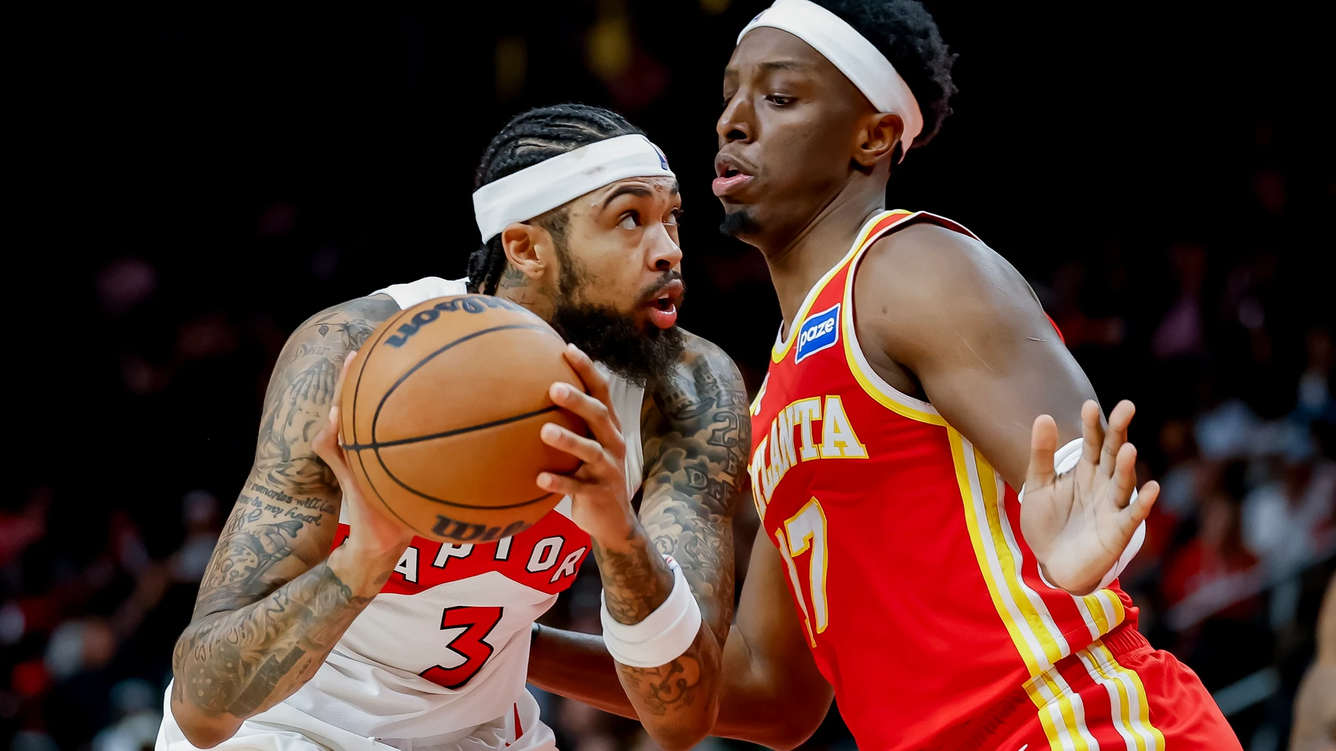 ATLANTA (United States), 23/10/2025.- Toronto Raptors forward Brandon Ingram (L) in action against Atlanta Hawks forward Onyeka Okongwu (R) during the second half of an NBA basketball game between the Toronto Raptors and the Atlanta Hawks in Atlanta, Georgia, USA, 22 October 2025. (Baloncesto) EFE/EPA/ERIK S. LESSER SHUTTERSTOCK OUT