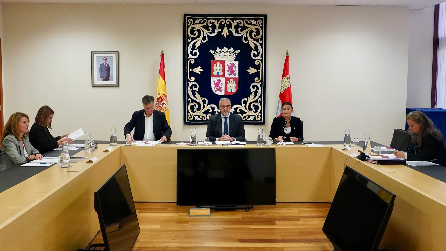 Reunión de la Mesa de las Cortes de Castilla y León presidida por Carlos Pollán