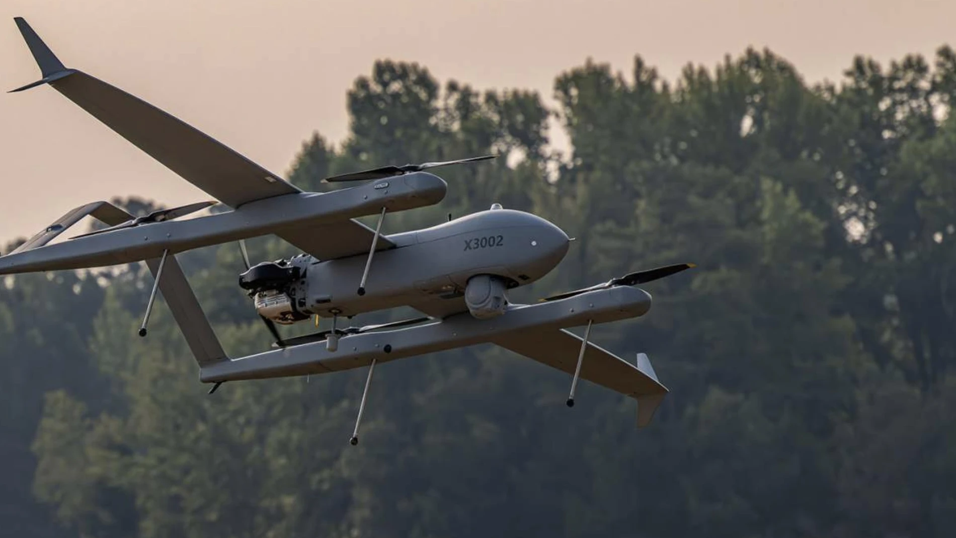 Dron volando durante unos ejercicios en lo que parece ser el atardecer