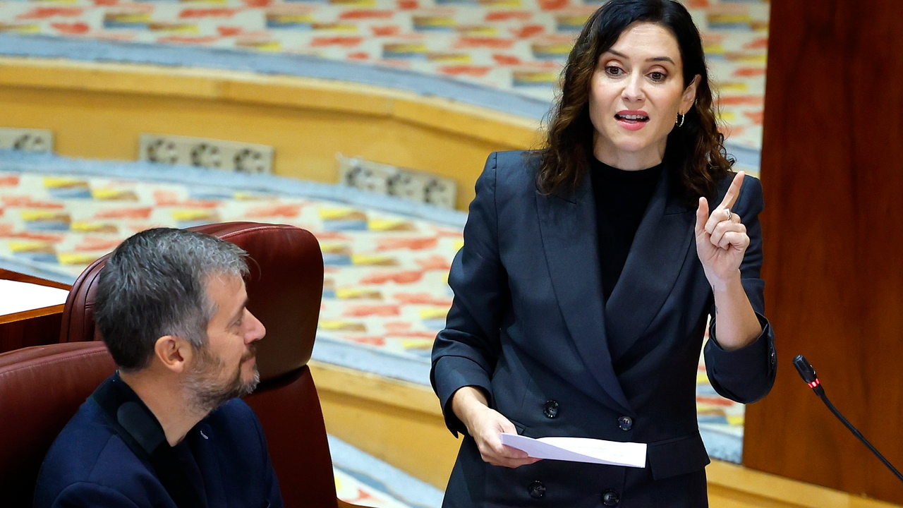 Las placas satíricas que Ayuso quiere poner en Moncloa y Ferraz: “Aquí escondían al hermano de Sánchez”; "Aceptamos pago en Metálico"