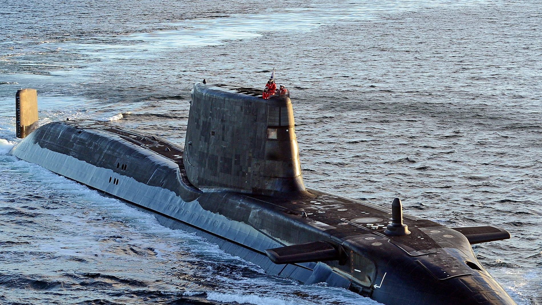 Submarino moviéndose en superficie durante unos ejercicios