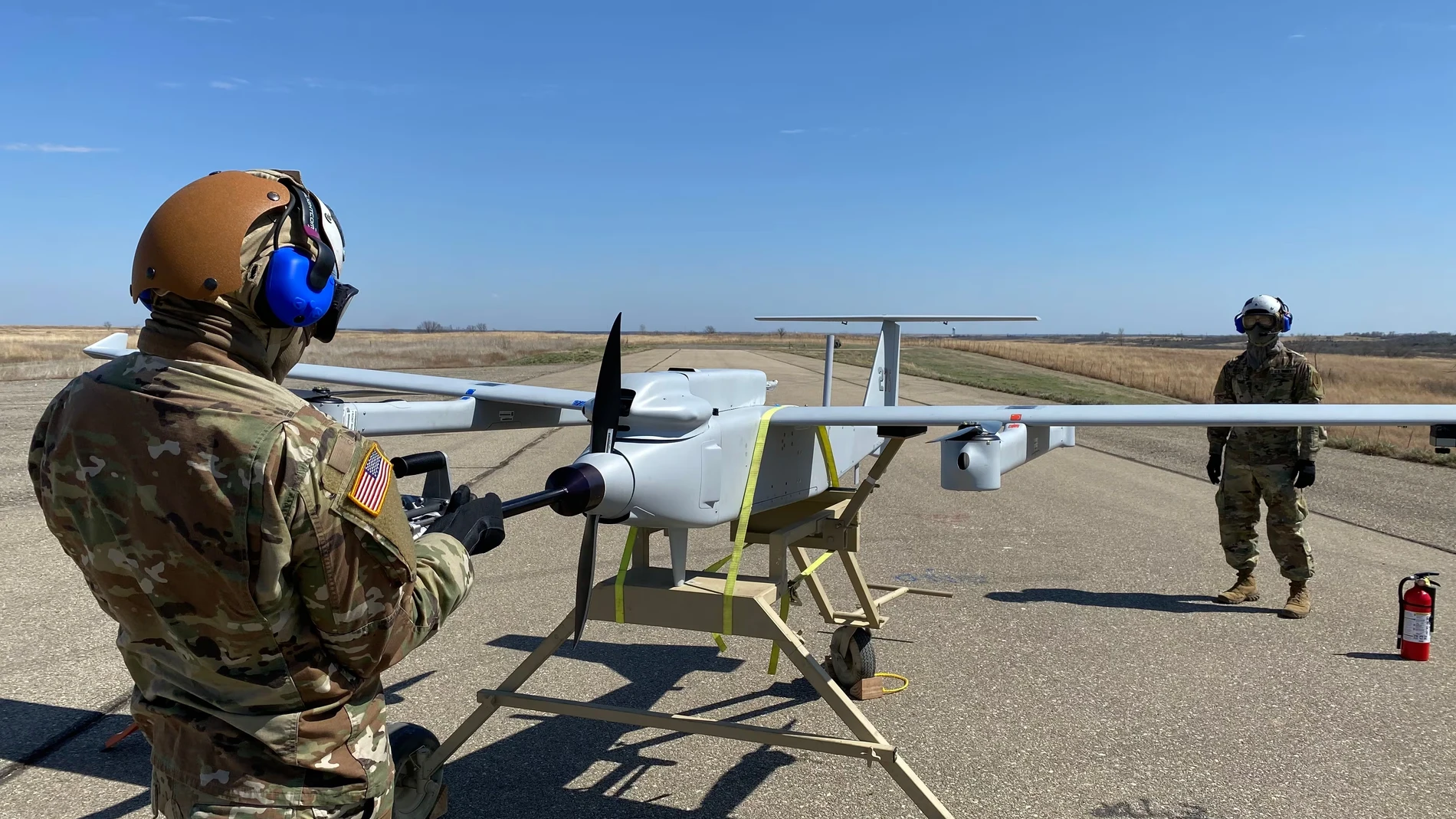 Dron a punto de despegar junto a su operador
