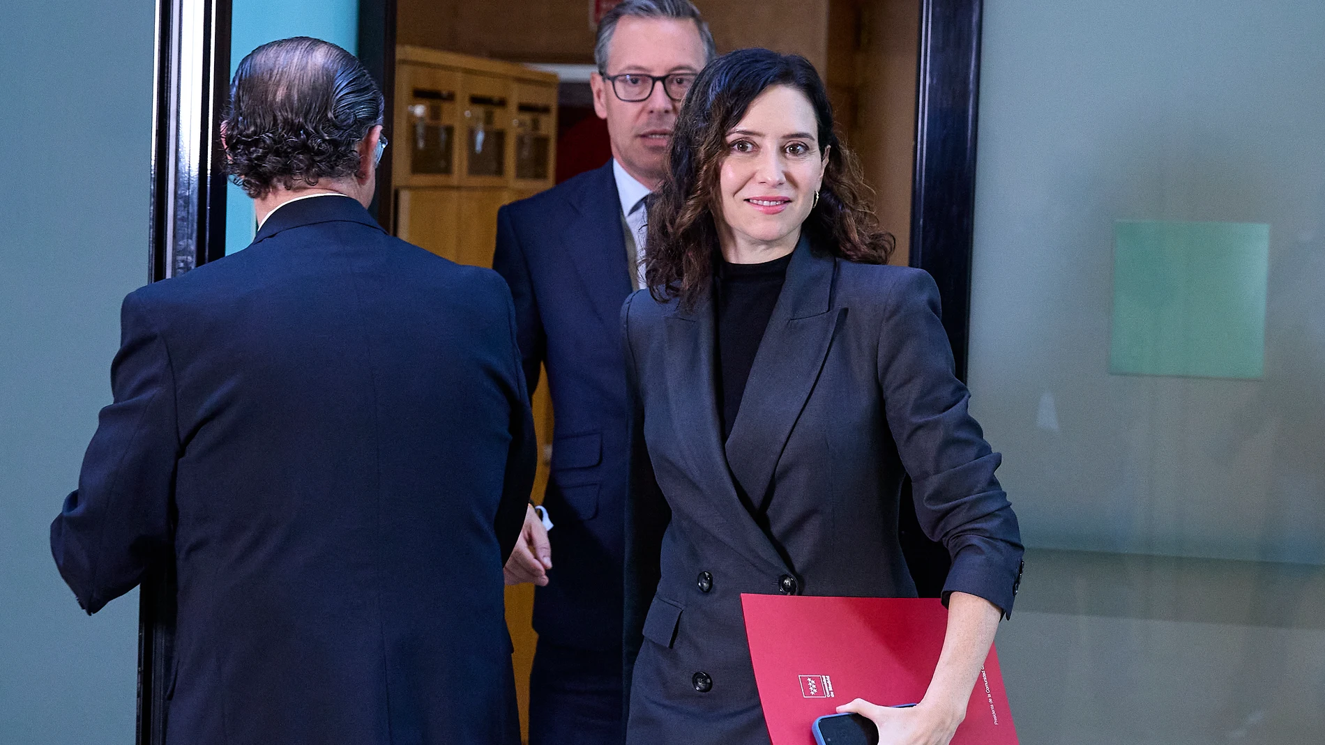 La presidenta de la Comunidad de Madrid, Isabel Díaz Ayuso, durante un pleno en la Asamblea de Madrid, a 23 de octubre de 2025, en Madrid (España). El pleno debate sobre la situación de la Universidad Madrileña y del transporte público de la Comunidad. 23 OCTUBRE 2025 Jesús Hellín / Europa Press 23/10/2025