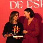 La Directora General de la Bodega, Carmen San Martín, recoge el galardón de manos de Ana Rodríguez Castaño, Secretaria General de Recursos Agrarios y Seguridad Alimentaria del Ministerio