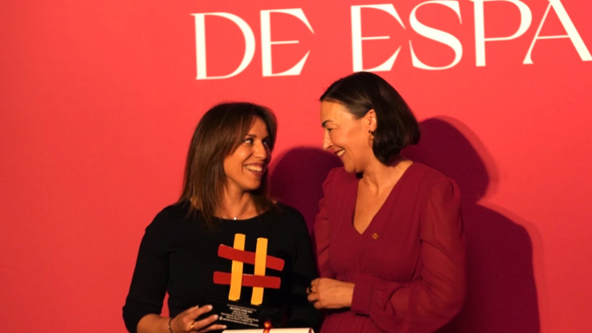 La Directora General de la Bodega, Carmen San Martín, recoge el galardón de manos de Ana Rodríguez Castaño, Secretaria General de Recursos Agrarios y Seguridad Alimentaria del Ministerio