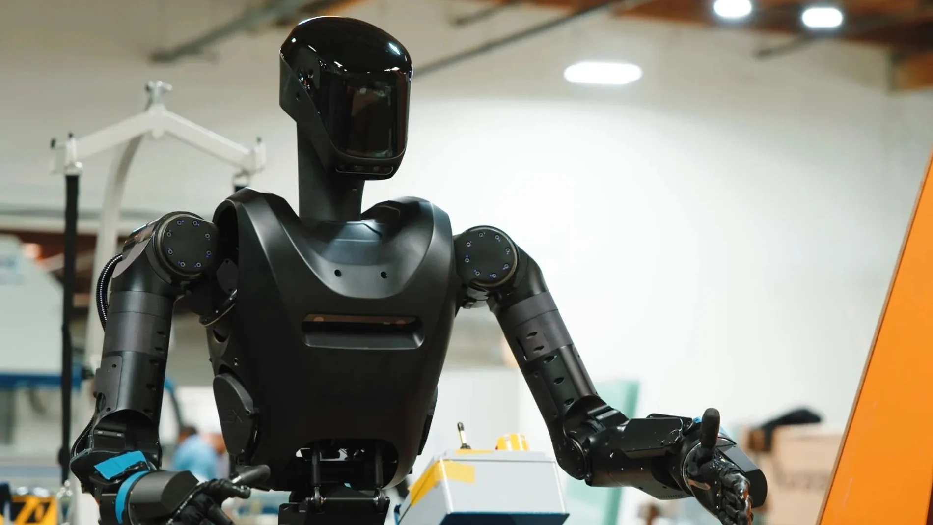 robot humanoide de color negro