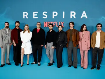Posado de la segunda temporada de 'Respira' MADRID, 23/10/2025.- El guionista Carlos Montero (4i) posa con los actores (de i a d) Xoán Fórneas, Alfonso Bassave, Najwa Nimri, Pablo Alborán, Blanca Suárez, Manu Ríos, Aitana Sánchez Gijón y Borja Luna posan durante el photocall de la segunda temporada de la serie 'Respira' este jueves en Madrid. EFE/ Daniel Gonzalez