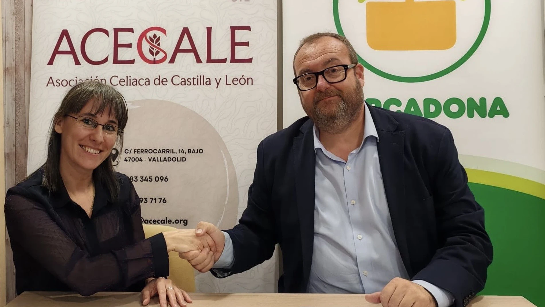Julio Casado, director Cadena Agroalimentaria Mercadona Castilla y León y Galicia; y, María Patricia García, presidenta de Acecale, renuevan el convenio de colaboración