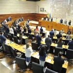 Ndp. La Asamblea De Extremadura Guarda Un Minuto De Silencio En Memoria Del Expresidente Guillermo Fern&aacute;ndez Vara