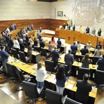Ndp. La Asamblea De Extremadura Guarda Un Minuto De Silencio En Memoria Del Expresidente Guillermo Fernández Vara