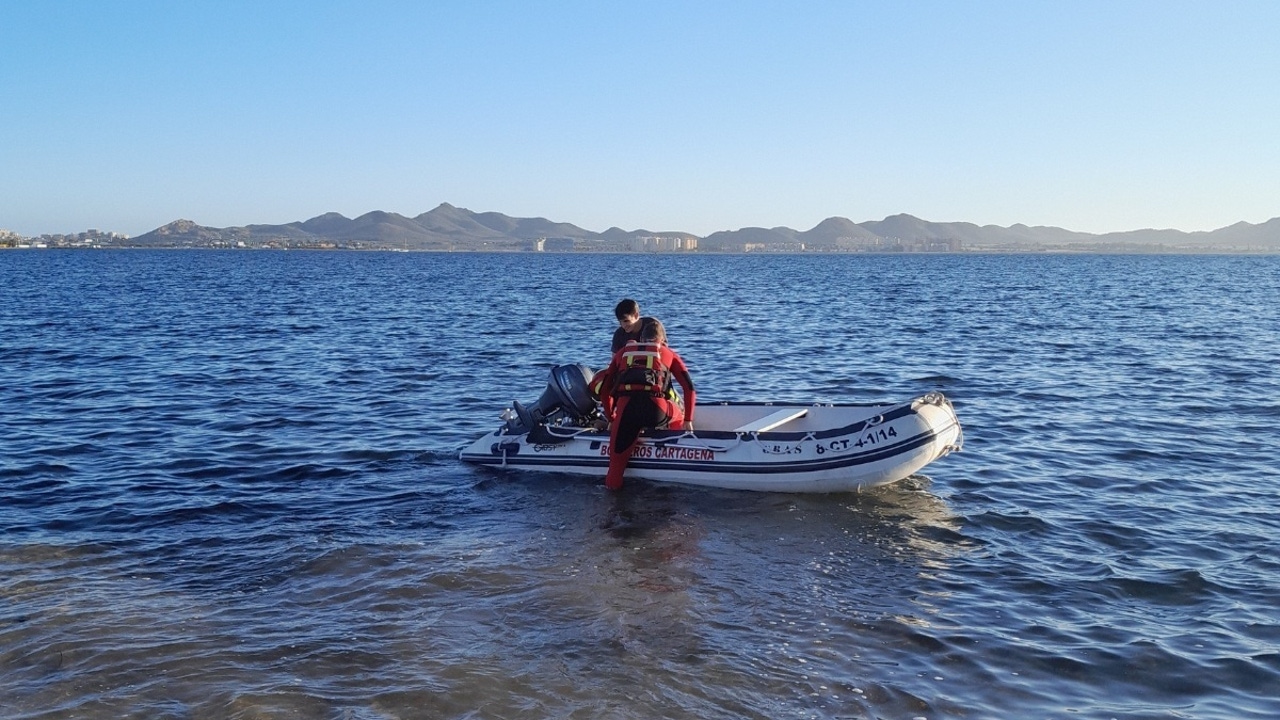 Bomberos del Ayuntamiento de Cartagena rescatan a una kitesurfista de 60 años que no podía salir del Mar Menor