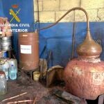 Decomisan tres alambiques y más de 3.600 litros de aguardiente sin autorización en Ponteareas (Pontevedra)