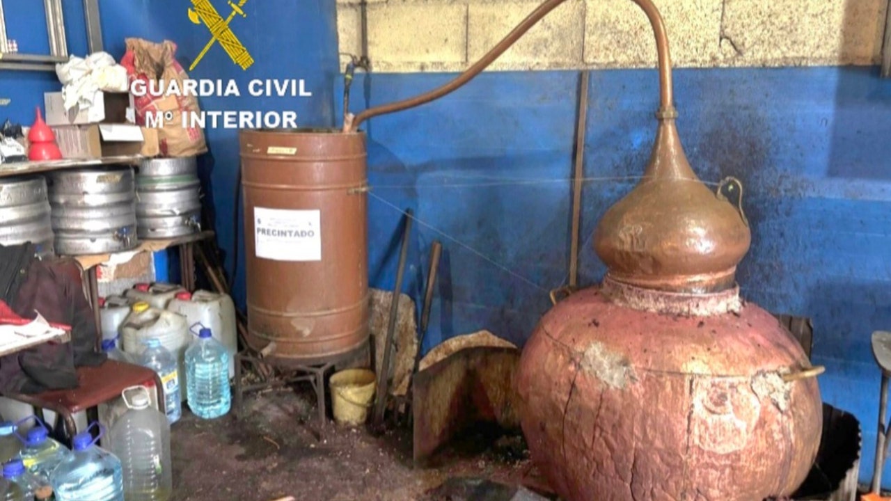 Orujo clandestino en Pontevedra: descubren una destilería con miles de litros de aguardiente ilegal