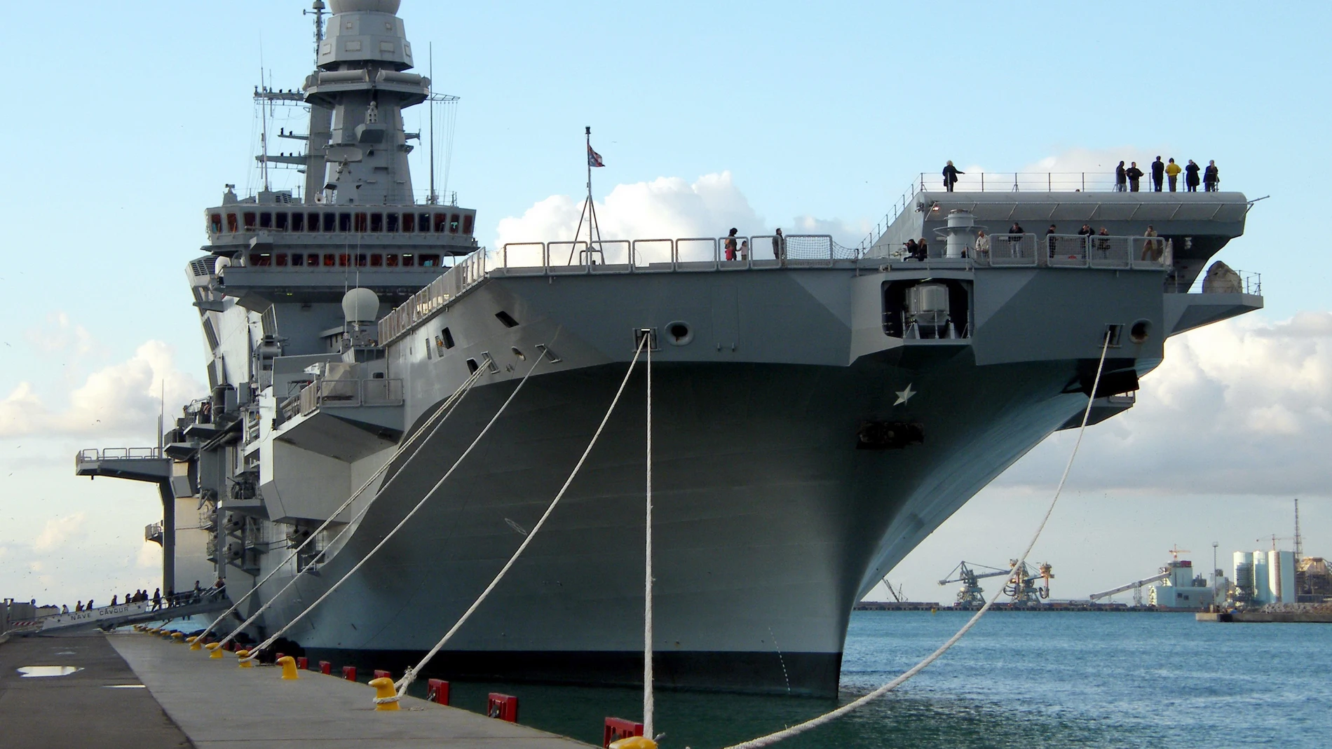 Navío fondeado en el puerto