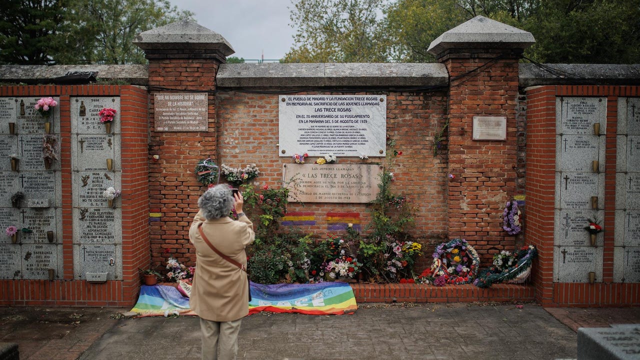 Moncloa "prepara" el 20-N: declara la tapia del cementerio de La Almudena como Lugar de Memoria