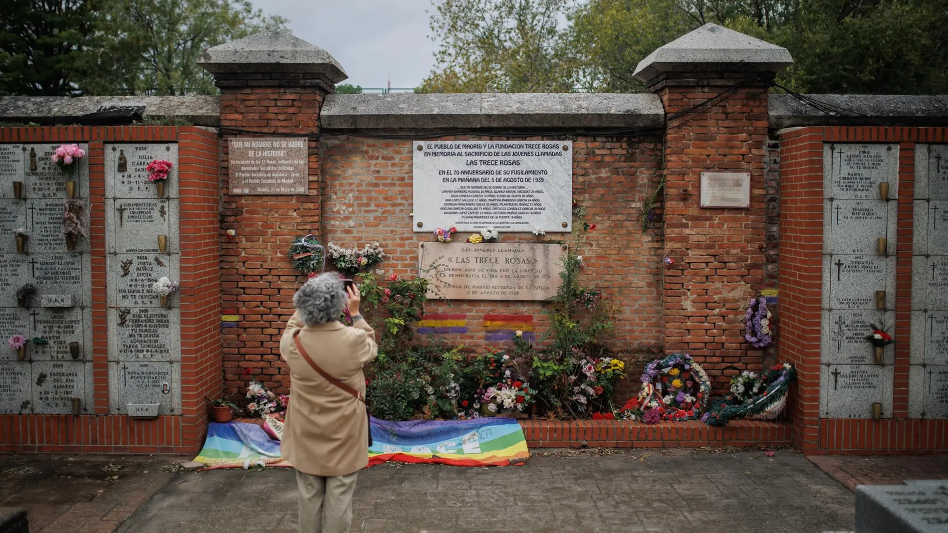 El Gobierno declara la tapia del cementerio de La Almudena de Madrid como Lugar de Memoria Democrática