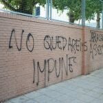 Pintadas en el colegio Irlandesas de Loreto, en Sevilla