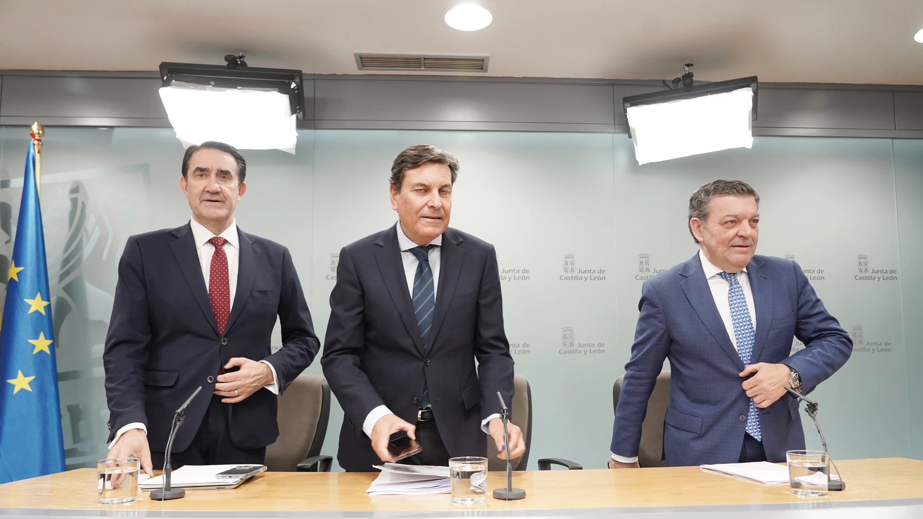 Los consejeros Fernández Carriedo, Suárez-Quiñones y González Gago, antes de la rueda de prena posterior al Consejo de Gobierno