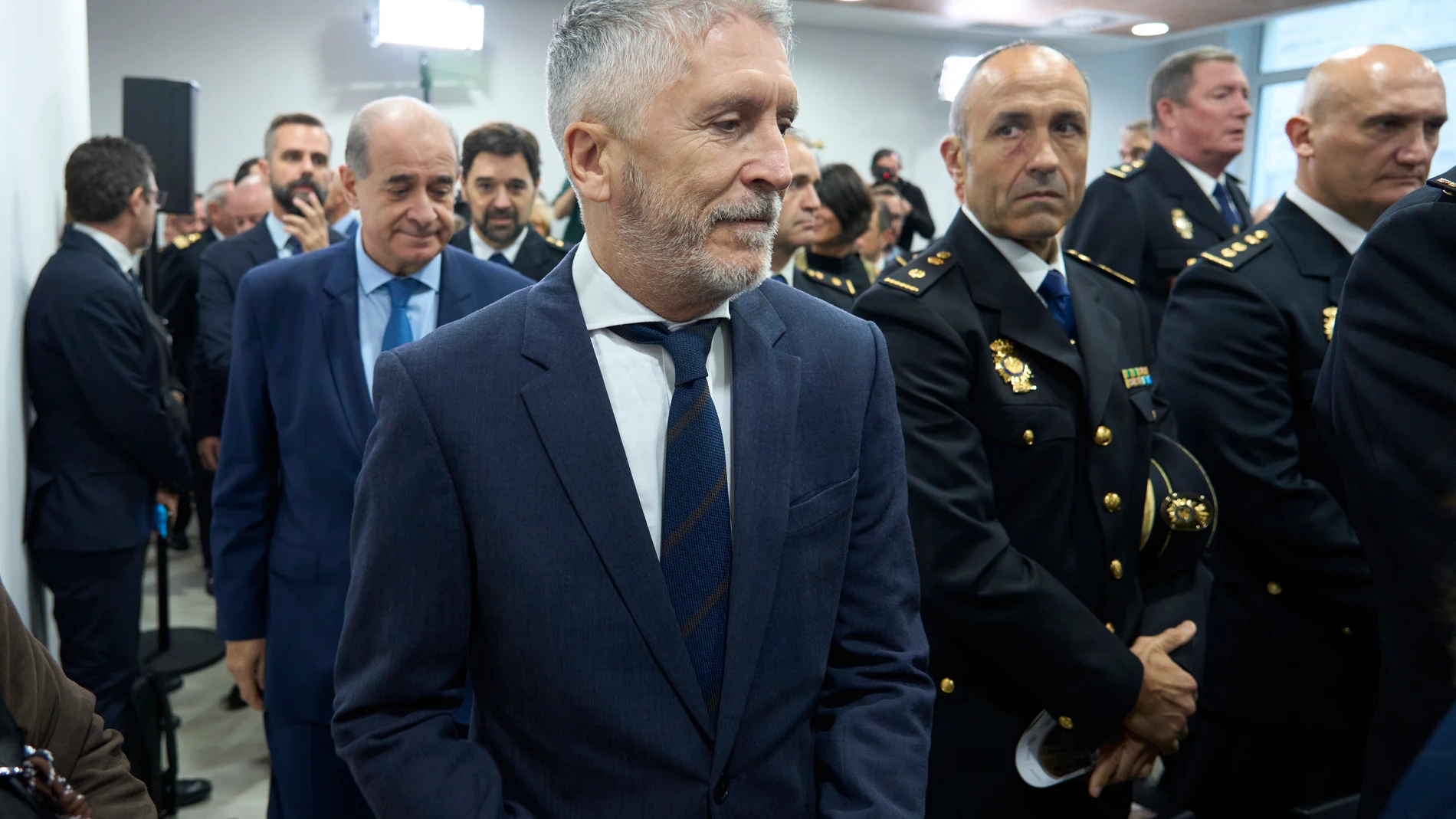 El ministro del Interior, Fernando Grande-Marlaska (c), acompañado del director general de la Policía, Francisco Pardo (i), inaugura las nuevas instalaciones de la Comisaría Provincial de Policía Nacional, a 23 de octubre de 2025, en Álava, Vitoria-Gasteiz, País Vasco (España). La comisaría se inaugura tras una reforma integral que ha supuesto una inversión de 12,3 millones de euros 23 OCTUBRE 2025;COMISARÍA Carlos González / Europa Press 23/10/2025