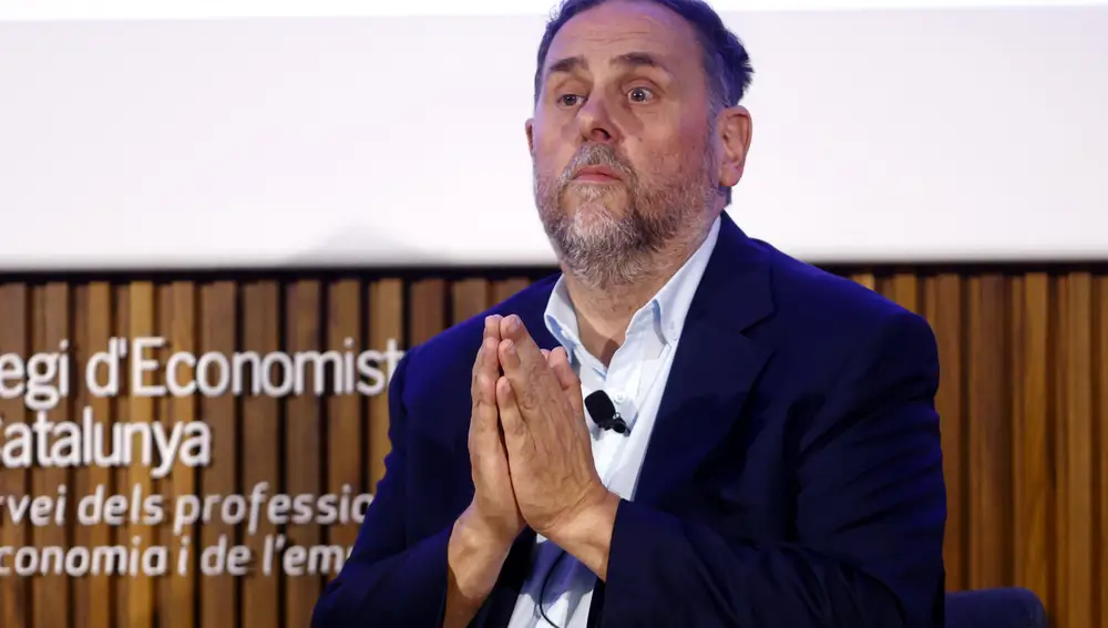 El presidente de ERC Oriol Junqueras participa en un diálogo en el Col·legi d,Economistas