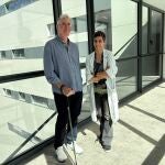 Tom&aacute;s Garc&iacute;a y Cristina Dom&iacute;nguez, paciente y neur&oacute;loga, respectivamente