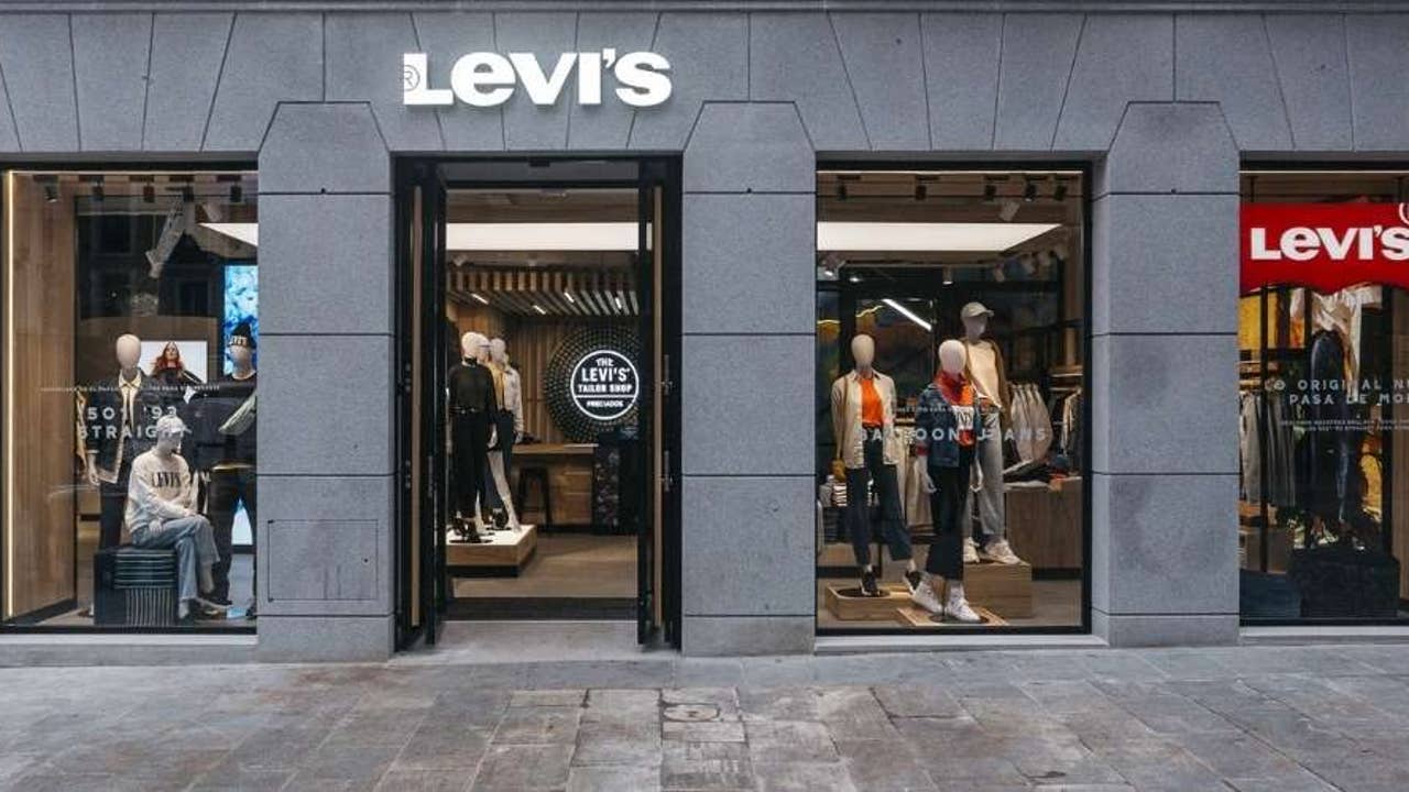 El contraste perfecto entre sobriedad y actitud: la camiseta Levi’s azul marino que siempre funciona, ahora a precio de outlet